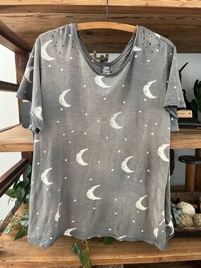 ♥️ Magnolia Pearl Moon & Stars Tee